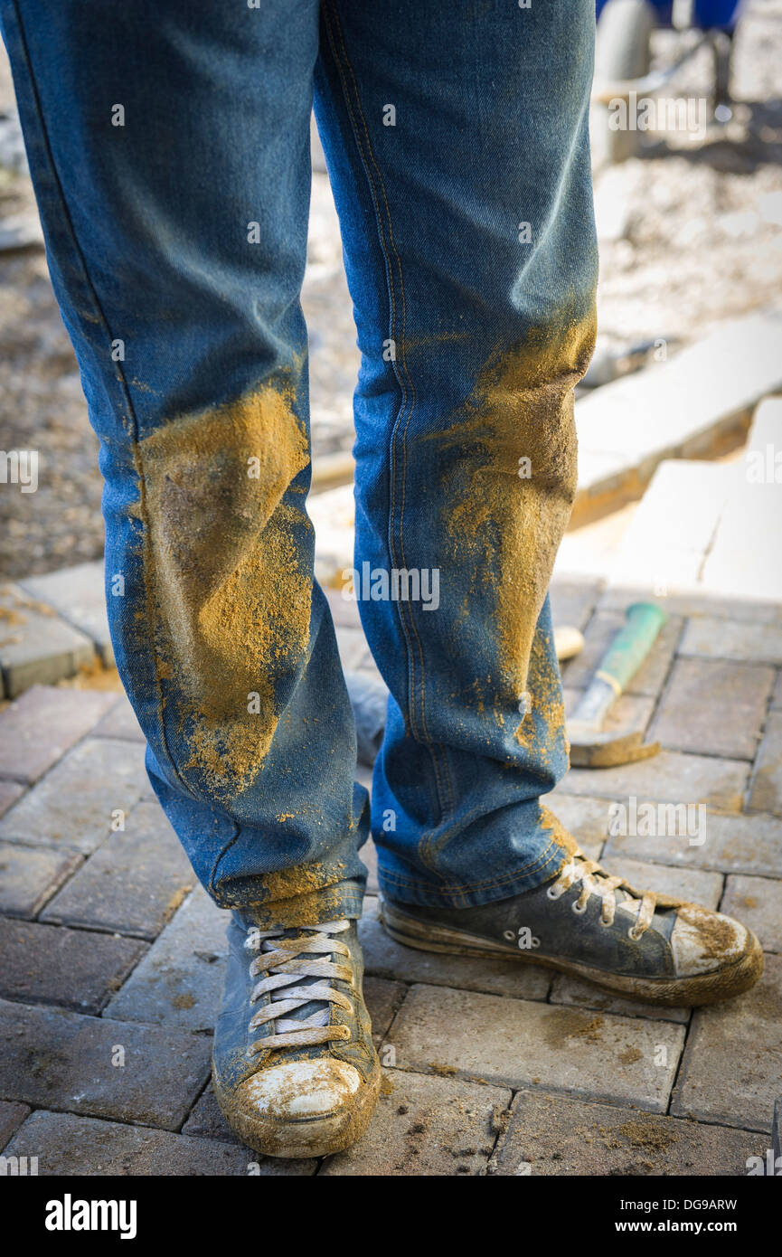 Sand abgedeckt Jeans eines Bauarbeiters. Stockfoto