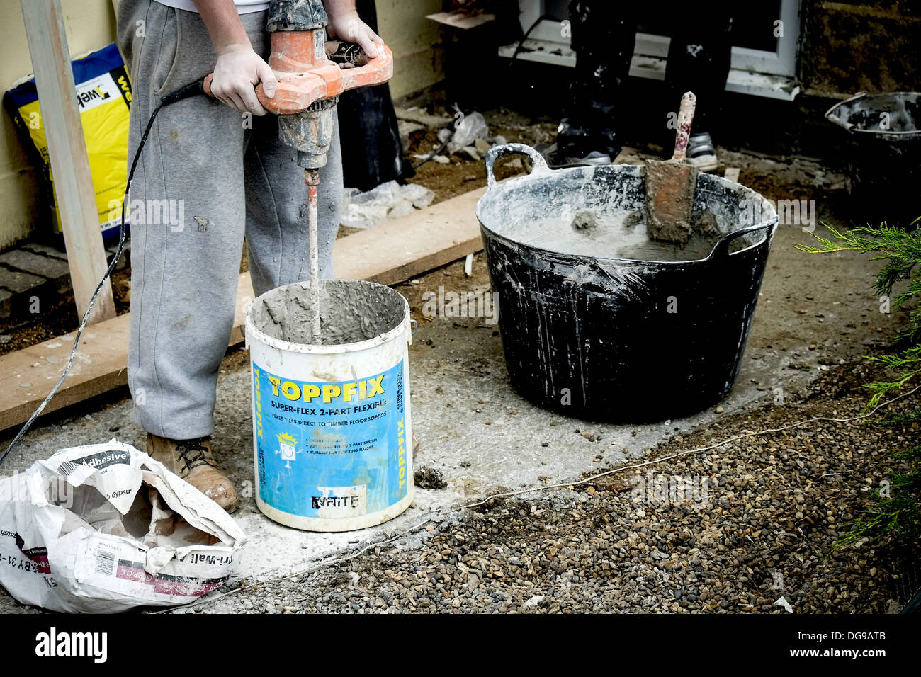 Ein Arbeiter mischen Gips in einen Eimer. Stockfoto