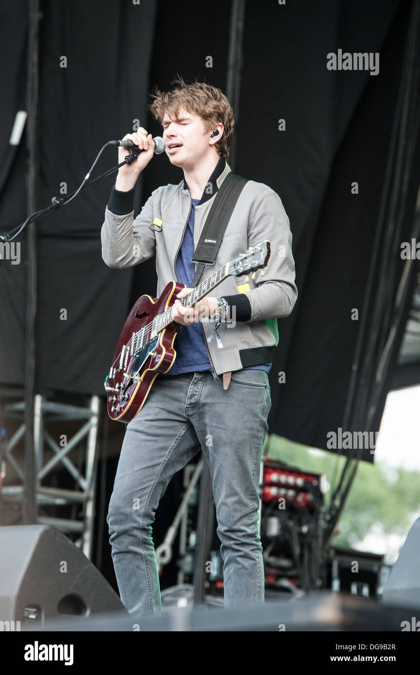 Alex Robertshaw der britischen alternative-Pop/Rock-Band alles alles erklingt in Zürich Openair 2013. Stockfoto