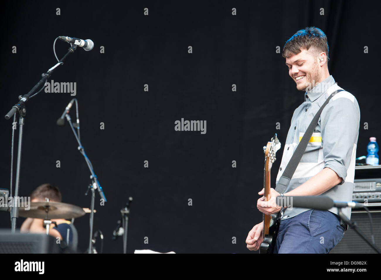 Jeremy Pritchard der britischen alternative-Pop/Rock-Band alles alles erklingt in Zürich Openair 2013. Stockfoto