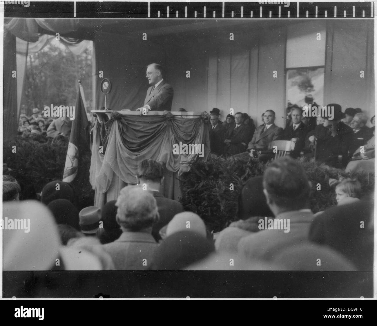 Dieses Foto zeigt Franklin D. Roosevelt, den 32. Präsidenten der Vereinigten Staaten. Roosevelt, der während der Großen Depression und des Zweiten Weltkriegs diente, war für seine New Deal-Programme bekannt, die darauf abzielten, die amerikanische Wirtschaft wiederzubeleben. Stockfoto