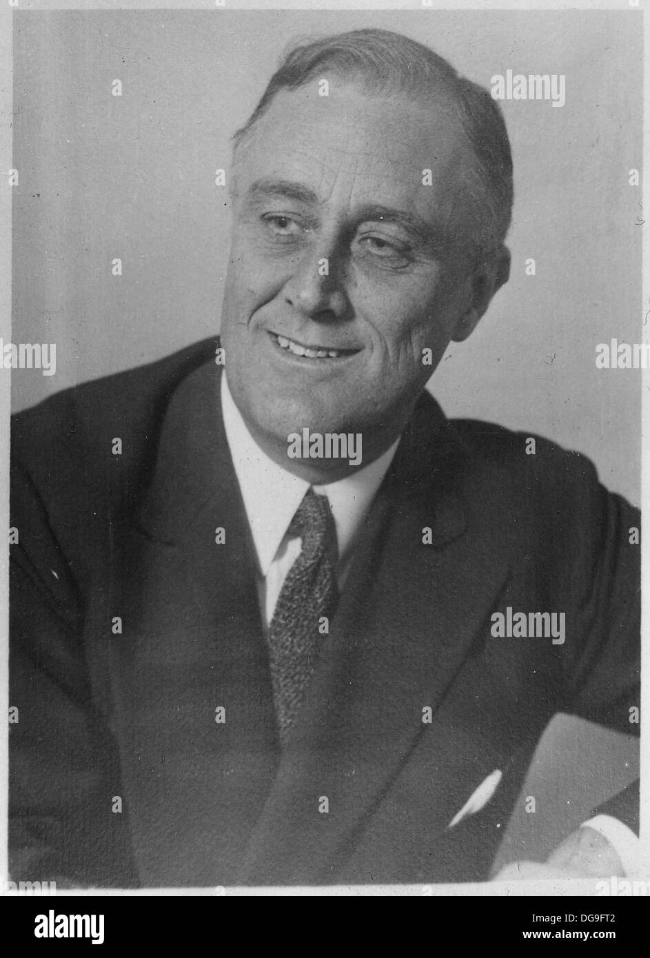 Dieses Bild zeigt Franklin D. Roosevelt, den 32. Präsidenten der Vereinigten Staaten, in einem bedeutenden Moment seiner Führung. Roosevelt führte die Nation durch die große Depression und den Zweiten Weltkrieg und hinterließ einen nachhaltigen Einfluss auf die US-Politik und globale Angelegenheiten. Stockfoto