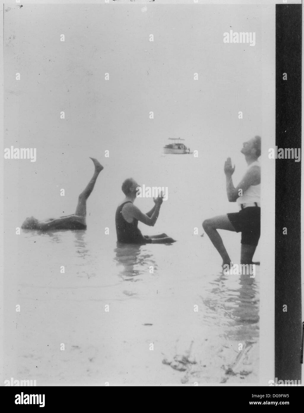Dieses Foto zeigt Präsident Franklin D. Roosevelt, Mansuel Crosby und Oswald Mosley in Florida und hält einen wichtigen Moment im Jahr 1939 fest, als Roosevelt mit diesen Persönlichkeiten während eines politischen Besuchs interagierte. Stockfoto