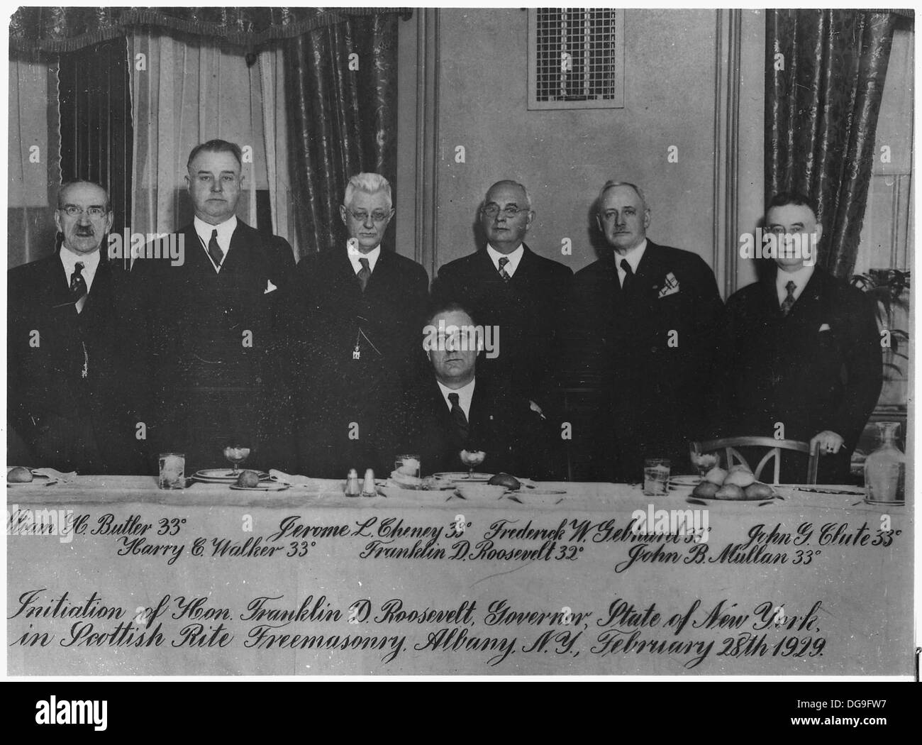 Franklin D. Roosevelt, der mit Mitgliedern der Freimaurerbrüderlichkeit in Albany, New York, gesehen wurde, spiegelt seine Beteiligung an brüderlichen Organisationen wider. Roosevelt war eine prominente Persönlichkeit sowohl in politischer als auch in sozialer Hinsicht. Stockfoto