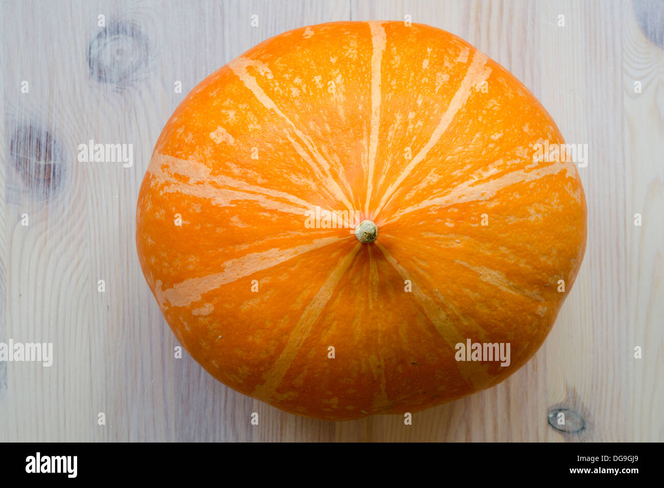 Reife Orange Kürbis über leichte Holztisch Stockfoto