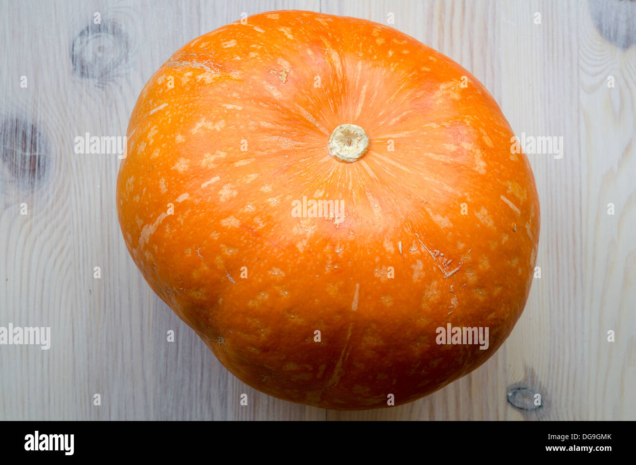 Reife Orange Kürbis über leichte Holztisch Stockfoto