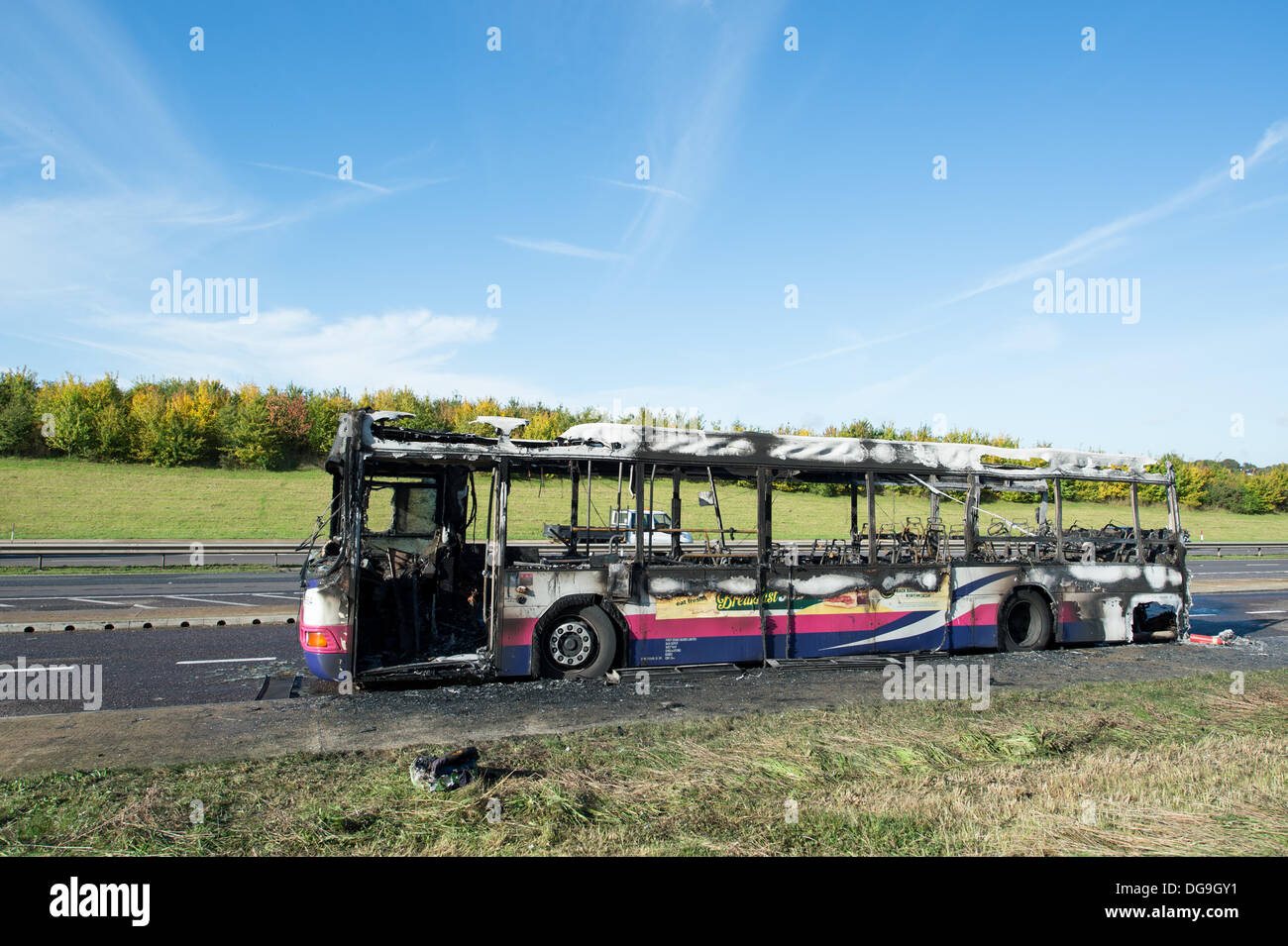 A130 Essex, England. 17. Oktober 2013. Feuerwehr bekämpft ein Feuer, das eine einzelne Decker Bus fangen Licht in die Layby A130 zwischen Howe grün und Rettendon Turnpike sah. Tragen von Atemschutz und mit zwei Schlauch reel Düsen und eine Hauptdüse Feuerwehr erlischt das Feuer. Keine Verletzungen wurden in den Vorfall aber lange Warteschlangen gebildet auf die A130 zurück zu der A12 gemeldet. Bildnachweis: Allsorts Stock Foto/Alamy Live-Nachrichten Stockfoto A130 Essex, England. 17. Oktober 2013. Feuerwehr bekämpft ein Feuer, das eine einzelne Decker Bus fangen Licht in die Layby A130 zwischen Howe grün und Rettendon Turnpike sah. Tragen von Atemschutz und mit zwei Schlauch reel Düsen und eine Hauptdüse Feuerwehr erlischt das Feuer. Keine Verletzungen wurden in den Vorfall aber lange Warteschlangen gebildet auf die A130 zurück zu der A12 gemeldet. Bildnachweis: Allsorts Stock Foto/Alamy Live-Nachrichten Stockfoto