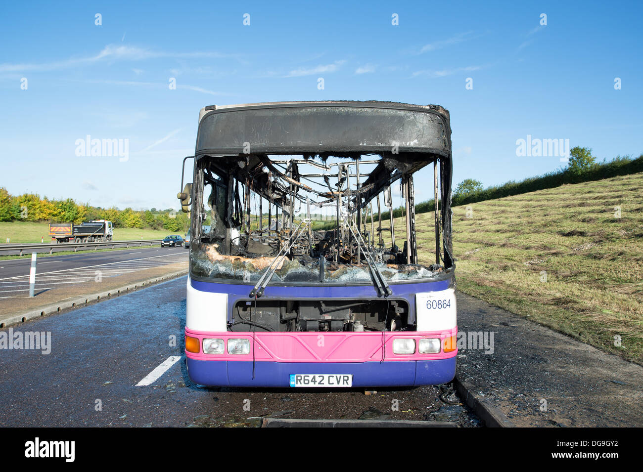 A130 Essex, England. 17. Oktober 2013. Feuerwehr bekämpft ein Feuer, das eine einzelne Decker Bus fangen Licht in die Layby A130 zwischen Howe grün und Rettendon Turnpike sah. Tragen von Atemschutz und mit zwei Schlauch reel Düsen und eine Hauptdüse Feuerwehr erlischt das Feuer. Keine Verletzungen wurden in den Vorfall aber lange Warteschlangen gebildet auf die A130 zurück zu der A12 gemeldet. Bildnachweis: Allsorts Stock Foto/Alamy Live-Nachrichten Stockfoto