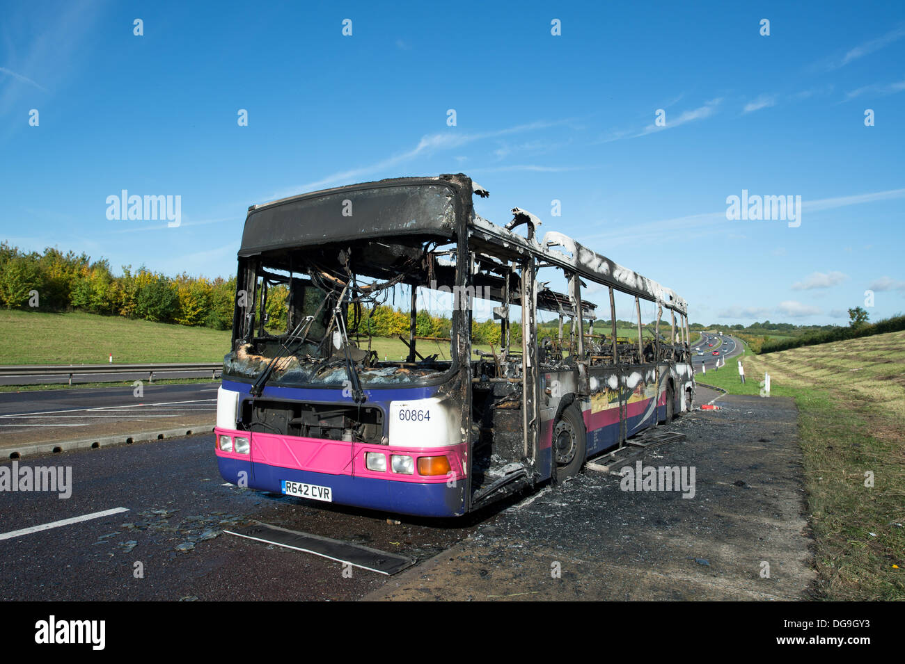 A130 Essex, England. 17. Oktober 2013. Feuerwehr bekämpft ein Feuer, das eine einzelne Decker Bus fangen Licht in die Layby A130 zwischen Howe grün und Rettendon Turnpike sah. Tragen von Atemschutz und mit zwei Schlauch reel Düsen und eine Hauptdüse Feuerwehr erlischt das Feuer. Keine Verletzungen wurden in den Vorfall aber lange Warteschlangen gebildet auf die A130 zurück zu der A12 gemeldet. Bildnachweis: Allsorts Stock Foto/Alamy Live-Nachrichten Stockfoto A130 Essex, England. 17. Oktober 2013. Feuerwehr bekämpft ein Feuer, das eine einzelne Decker Bus fangen Licht in die Layby A130 zwischen Howe grün und Rettendon Turnpike sah. Tragen von Atemschutz und mit zwei Schlauch reel Düsen und eine Hauptdüse Feuerwehr erlischt das Feuer. Keine Verletzungen wurden in den Vorfall aber lange Warteschlangen gebildet auf die A130 zurück zu der A12 gemeldet. Bildnachweis: Allsorts Stock Foto/Alamy Live-Nachrichten Stockfoto