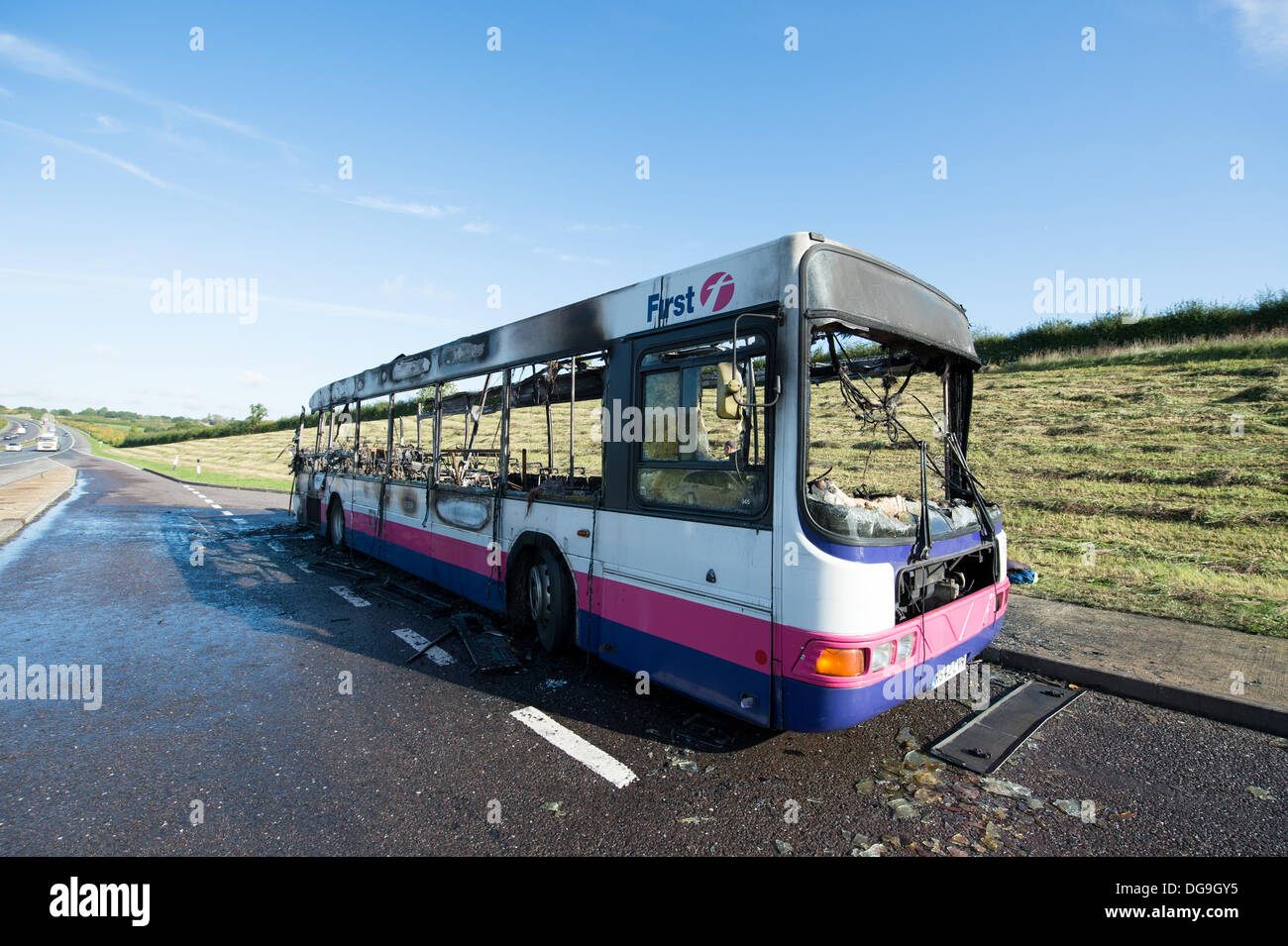 A130 Essex, England. 17. Oktober 2013. Feuerwehr bekämpft ein Feuer, das eine einzelne Decker Bus fangen Licht in die Layby A130 zwischen Howe grün und Rettendon Turnpike sah. Tragen von Atemschutz und mit zwei Schlauch reel Düsen und eine Hauptdüse Feuerwehr erlischt das Feuer. Keine Verletzungen wurden in den Vorfall aber lange Warteschlangen gebildet auf die A130 zurück zu der A12 gemeldet. Bildnachweis: Allsorts Stock Foto/Alamy Live-Nachrichten Stockfoto A130 Essex, England. 17. Oktober 2013. Feuerwehr bekämpft ein Feuer, das eine einzelne Decker Bus fangen Licht in die Layby A130 zwischen Howe grün und Rettendon Turnpike sah. Tragen von Atemschutz und mit zwei Schlauch reel Düsen und eine Hauptdüse Feuerwehr erlischt das Feuer. Keine Verletzungen wurden in den Vorfall aber lange Warteschlangen gebildet auf die A130 zurück zu der A12 gemeldet. Bildnachweis: Allsorts Stock Foto/Alamy Live-Nachrichten Stockfoto