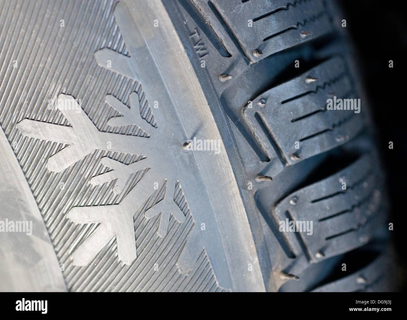 Winterreifen mit einem Symbol einer Schneeflocke sieht in einem  Reifen-Workshop in Frankfurt (Oder), Deutschland, 14. Oktober 2013. Nach  Einschätzung von Experten Sommerreifen sind nicht zu empfehlen, wenn die  Temperaturen unter sieben Grad