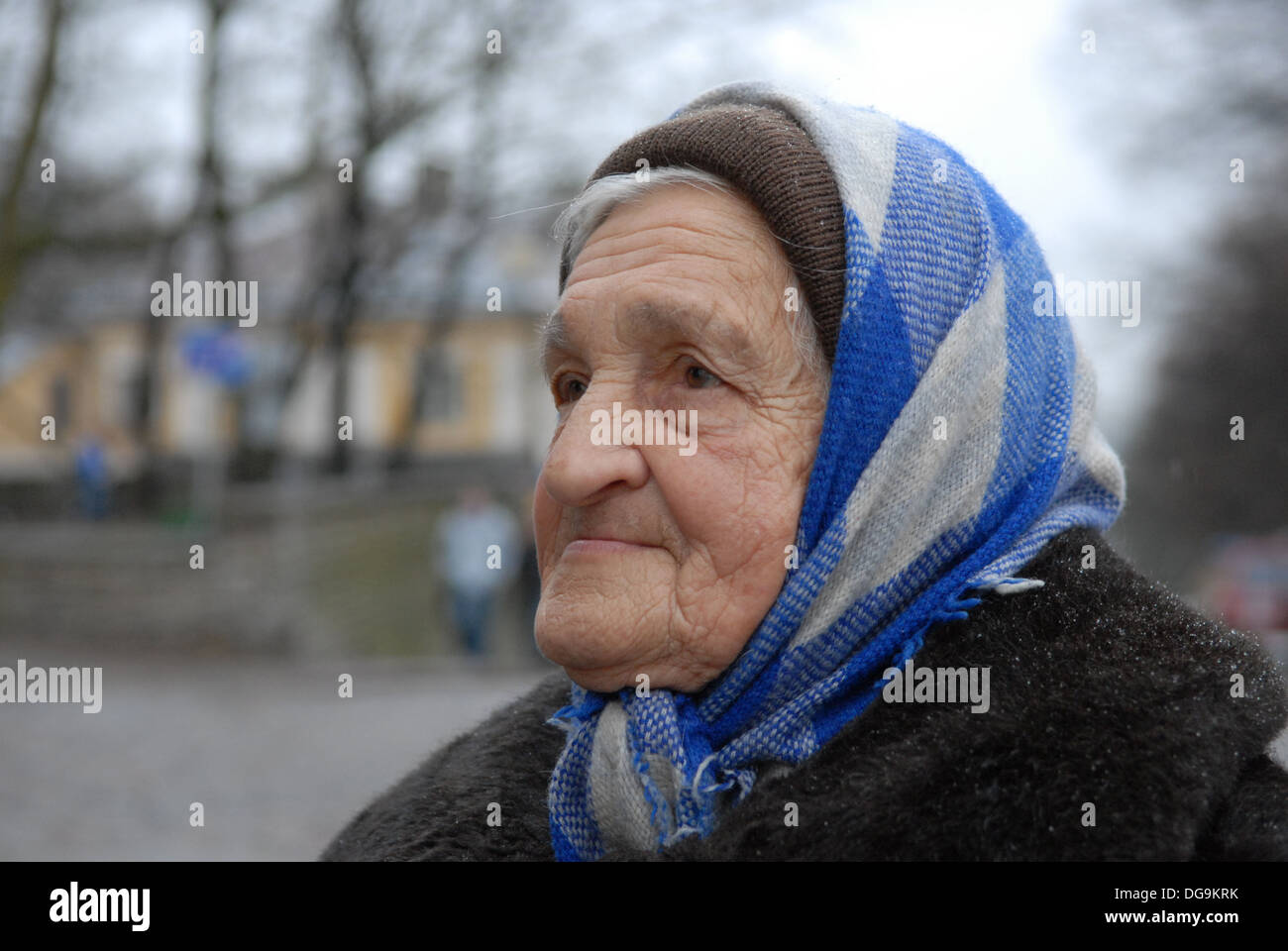 Alte Frau in Tallin, Estland, Kopftuch im winter Stockfoto