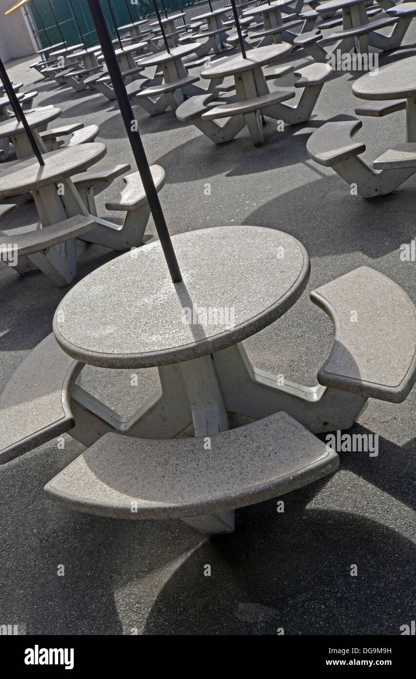 Konkrete Tische und Stühle vor dem legendären Nathan berühmten Restaurant in Coney Island, Brooklyn, New York Stockfoto