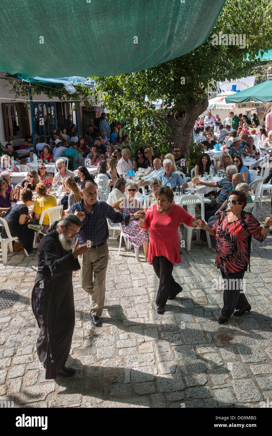 Griechen tanzen in ein Panayiri, ein Volksfest, bei Kastania in der äußere Mani Süd-Peloponnes, Griechenland Stockfoto