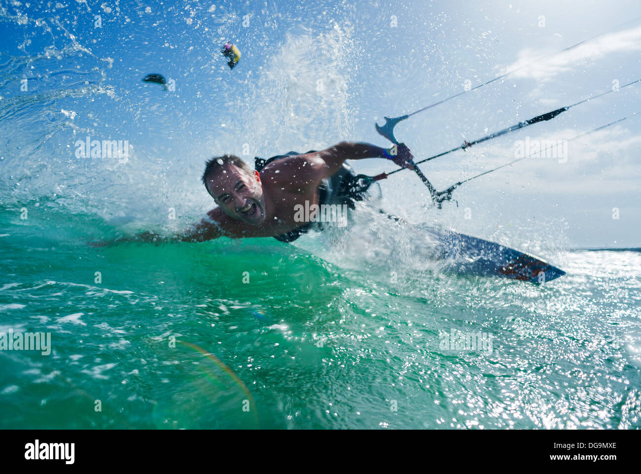 Kitesurfen-Aktion in Tarifa, Costa De La Luz, Cádiz, Andalusien, Spanien. Stockfoto