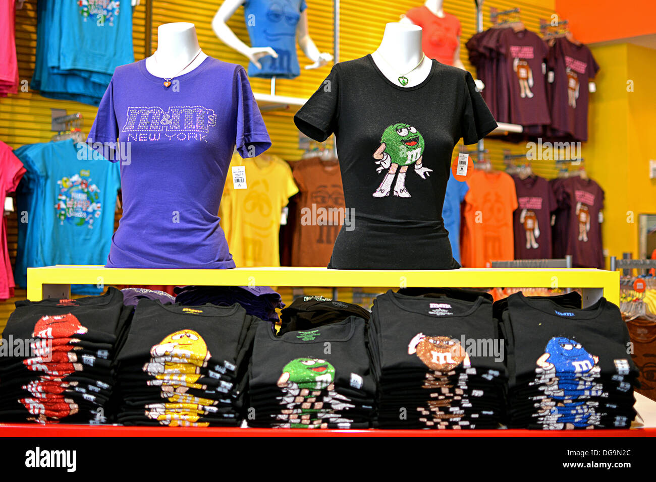 Damen-t-Shirts zum Verkauf an die M & M' Flaggschiff speichern in Times Square in New York City. Stockfoto