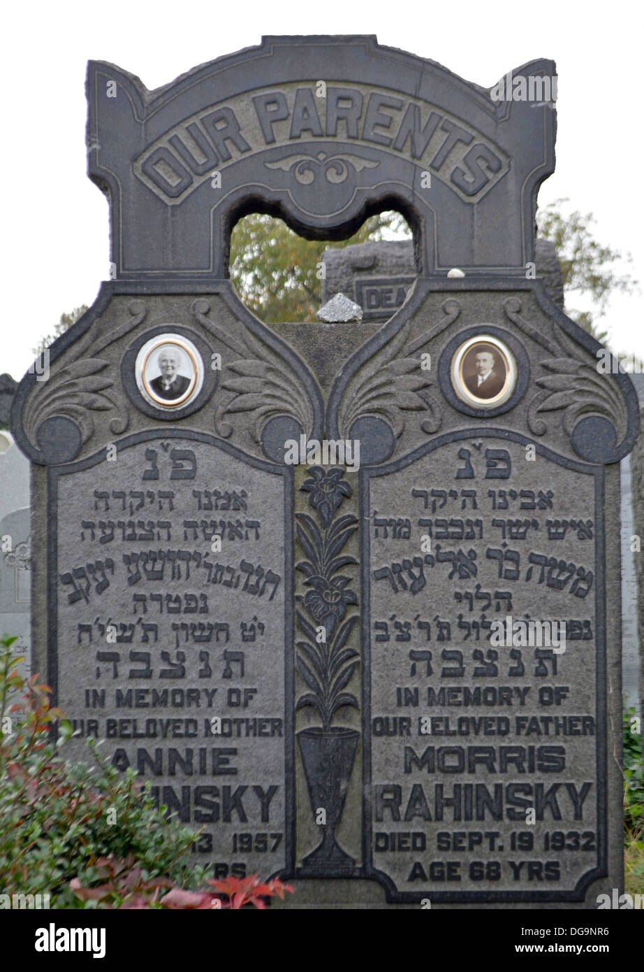 Doppelte Grabstein mit Fotos von einem Ehepaar auf dem neuen Montefiore-Friedhof in Cambria Heights, Queens, New York City Stockfoto