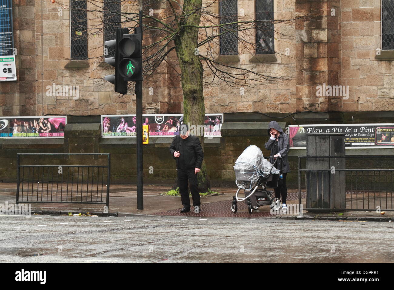 Kelvinbridge, Glasgow, Schottland, Großbritannien. 17. Oktober 2013. Dauerregen und ein echtes Gefühl des Herbstes stoppen nicht die Leben vieler, da jeder über ihr tägliches Geschäft geht. Paul Stewart/Alamy News Stockfoto