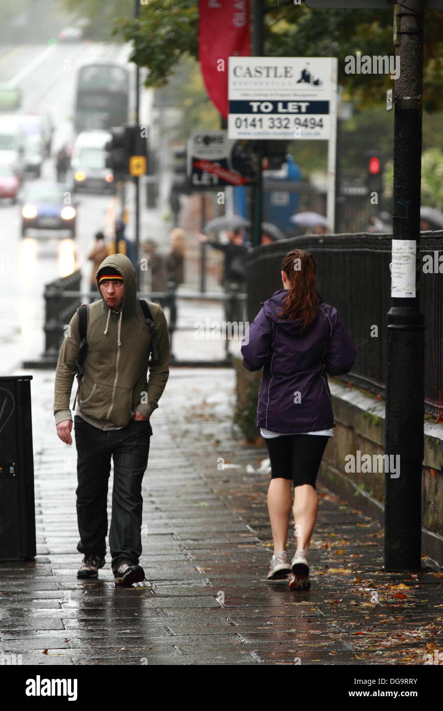 Kelvinbridge, Glasgow, Schottland, Großbritannien. 17. Oktober 2013. Dauerregen und ein echtes Gefühl des Herbstes stoppen nicht die Leben vieler, da jeder über ihr tägliches Geschäft geht. Paul Stewart/Alamy News Stockfoto