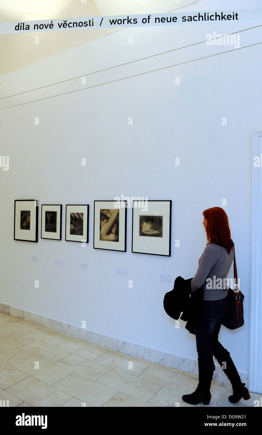 Brno, Tschechische Republik. 17. Oktober 2013. Berühmte und weniger bekannte Frühwerke der Tschechischen moderne Fotograf Jaromir Funke gelten innerhalb der Ausstellung mit dem Titel zwischen Konstruktion und Emotion in der Mährischen Galerie in Brünn, Tschechische Republik, 17. Oktober 2013. © Vaclav Salek/CTK Foto/Alamy Live-Nachrichten Stockfoto