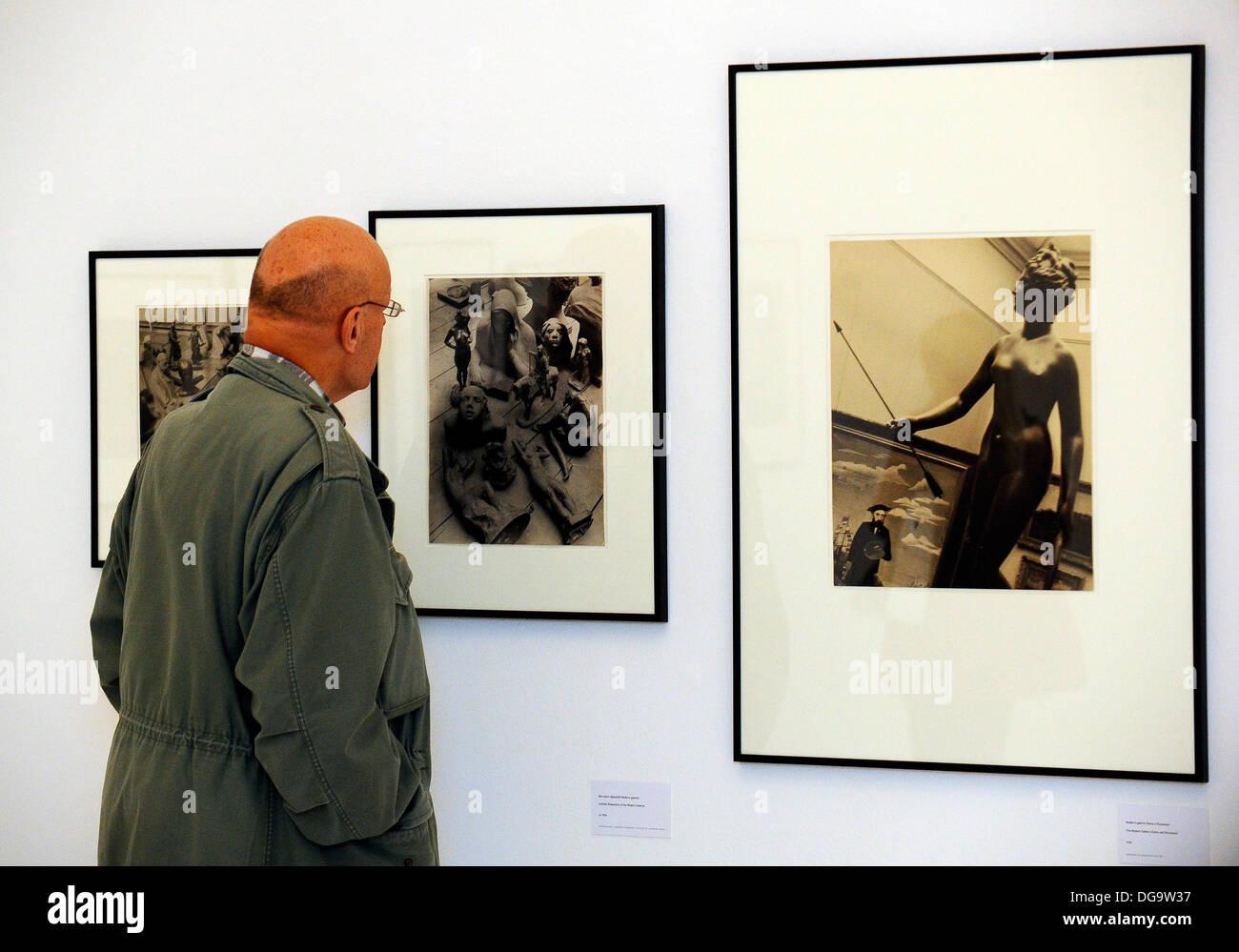 Brno, Tschechische Republik. 17. Oktober 2013. Berühmte und weniger bekannte Frühwerke der Tschechischen moderne Fotograf Jaromir Funke gelten innerhalb der Ausstellung mit dem Titel zwischen Konstruktion und Emotion in der Mährischen Galerie in Brünn, Tschechische Republik, 17. Oktober 2013. © Vaclav Salek/CTK Foto/Alamy Live-Nachrichten Stockfoto