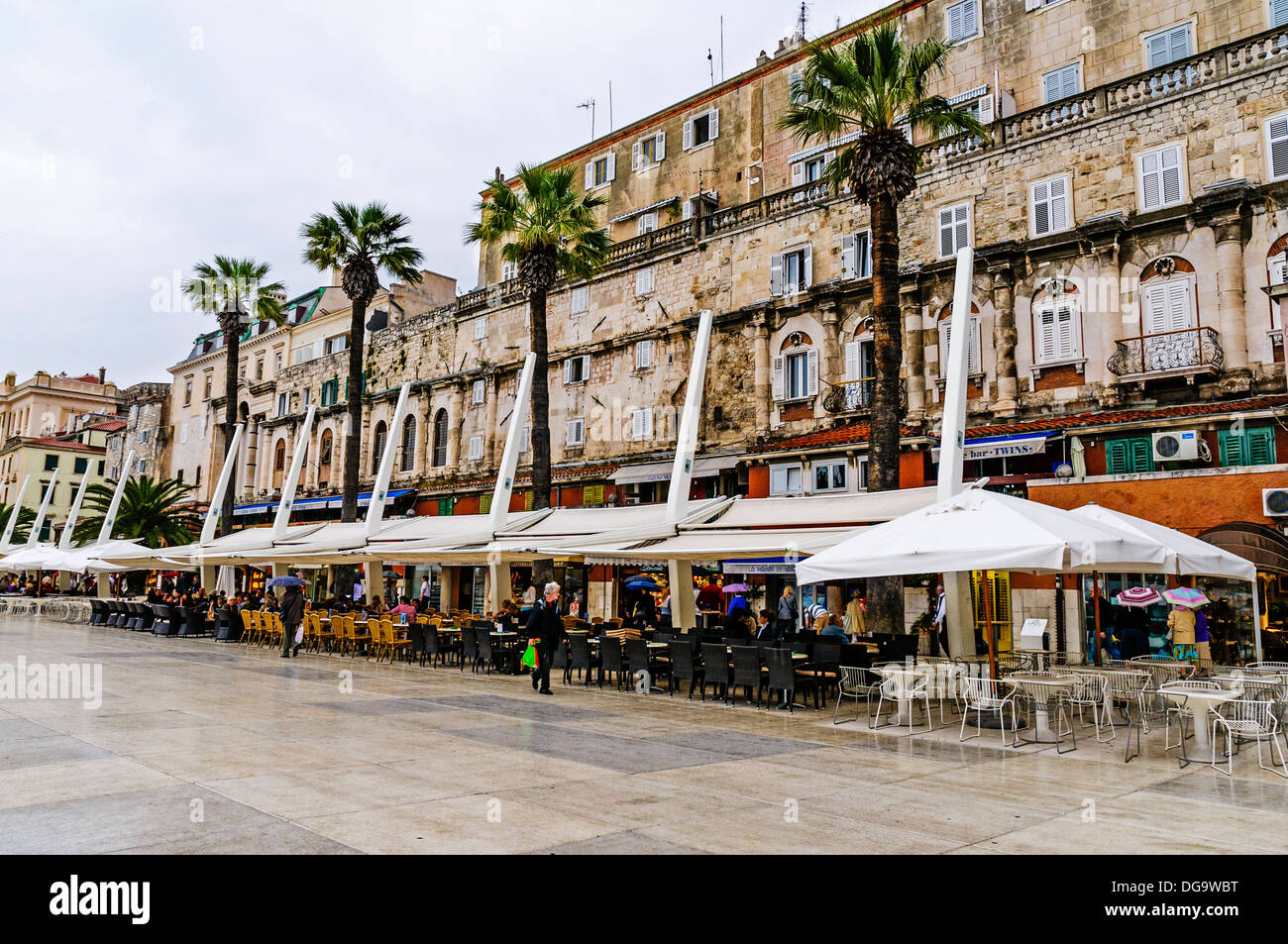 Die Riva von Split attraktive moderne Strandpromenade voller Bars und Cafés steht vor Diokletian Palast, Stockfoto