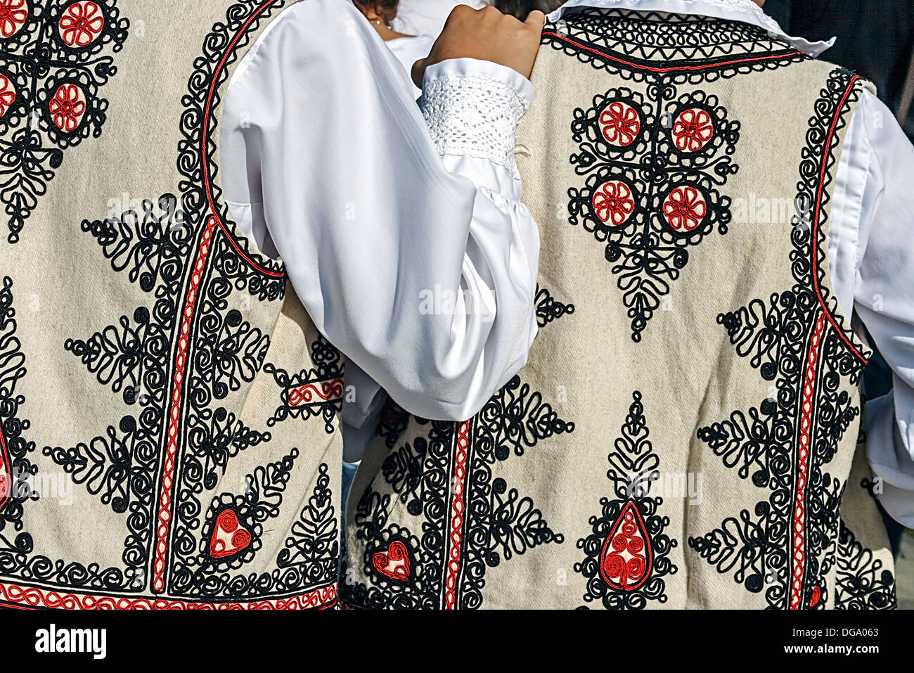 Freundschaft zwischen zwei Menschen, die traditionellen Trachten rumänische bestimmten Bereich Banat, Rumänien trägt. Stockfoto