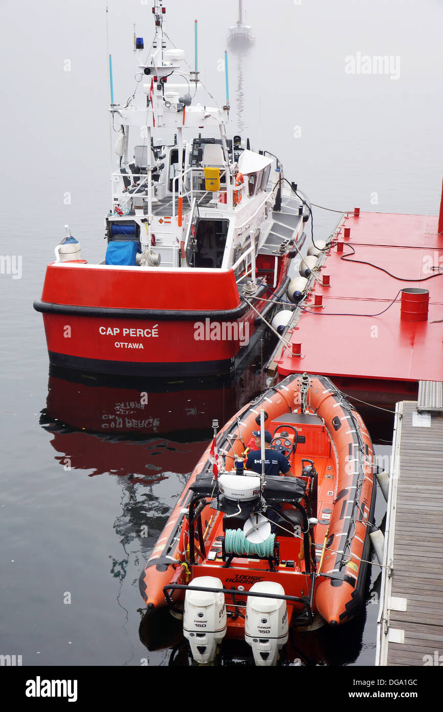 Kanadische Küstenwache Boot oder Boston Whaler und Zodiac Schlauchboot in Tadoussac Hafen angedockt Stockfoto