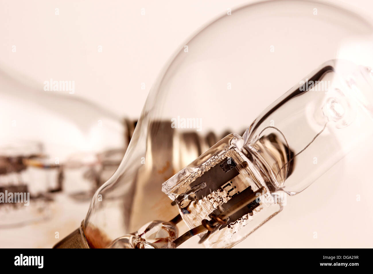Makro Studio Bild von zwei Glühbirnen vor einem weißen Hintergrund. Stockfoto