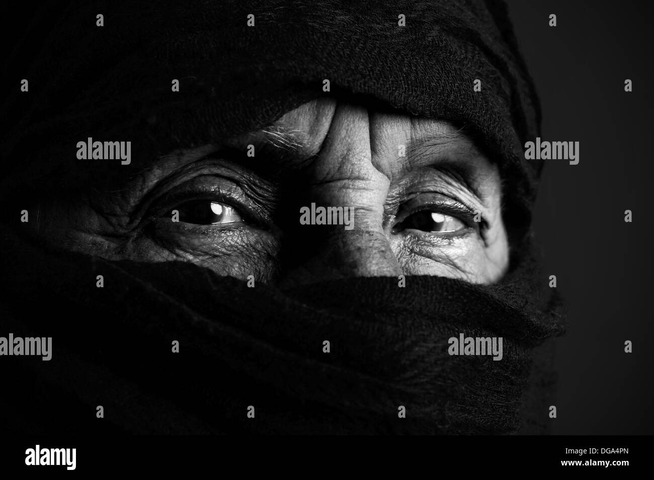 Augen der senior Muslimin mit Niqab, Blick in die Kamera, schwarz / weiß Stockfoto