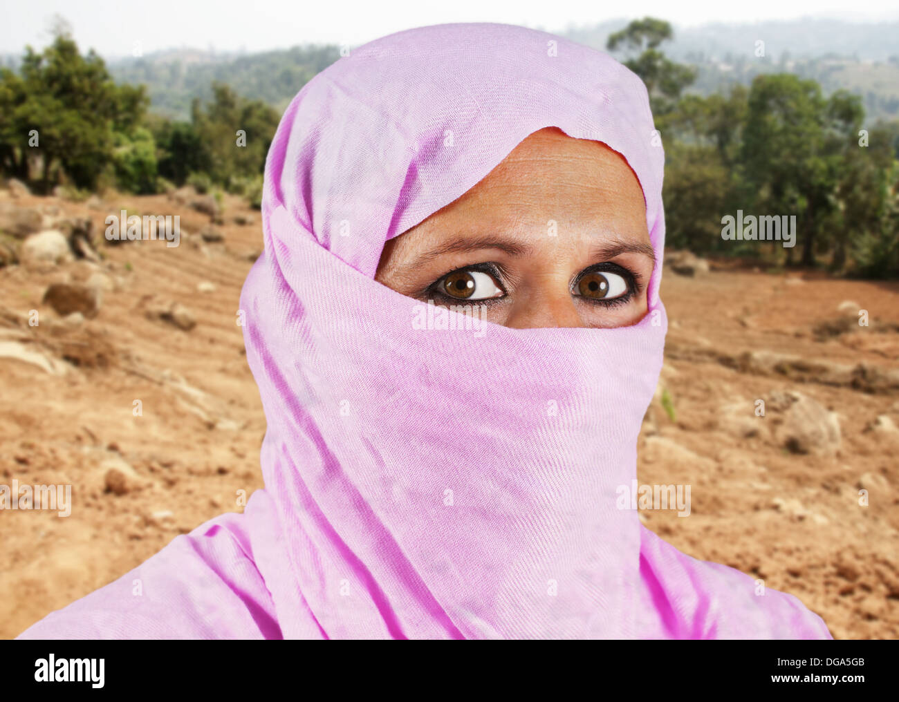 Porträt von Ernst mittleren gealterten Muslimin mit rosa Schal oder hijab Stockfoto
