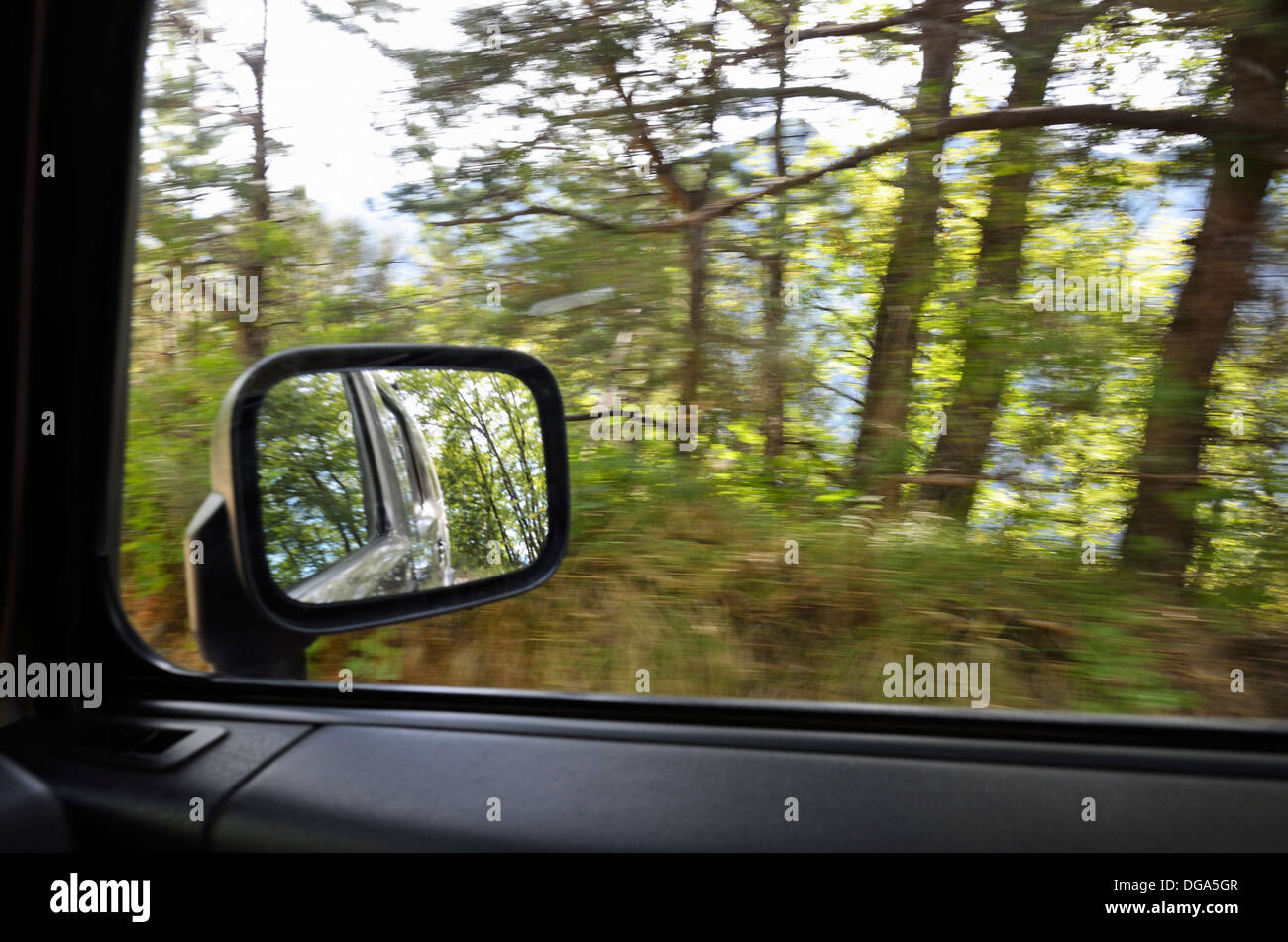 Seitenansicht Spiegel, der in einem Hummer H2, Wald, Provence, Frankreich  verschwommen Bewegung Stockfotografie - Alamy