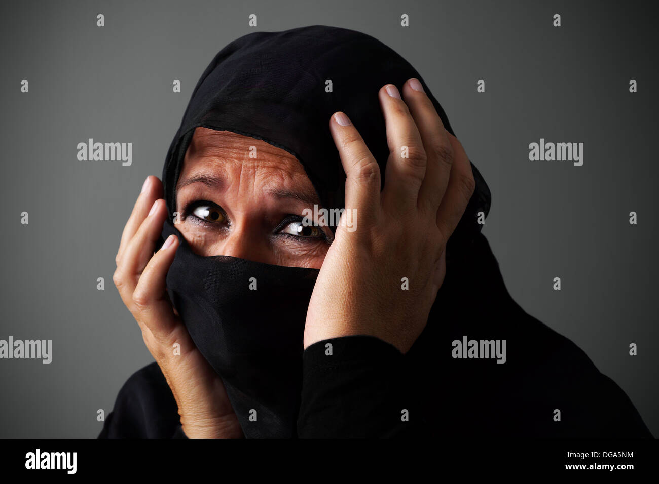 Mittleren Alter Muslimin tragen des Niqab in Not Stockfoto