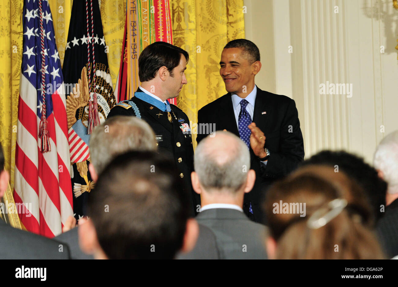 US-Präsident Barack Obama gratuliert ehemaligen US Army Captain William D. Swenson nach ihm mit der Medal Of Honor zu präsentieren, während einer Zeremonie im East Room des weißen Hauses 15. Oktober 2013 in Washington, DC. Die Medal Of Honor ist die höchste militärische Auszeichnung des Landes. Stockfoto