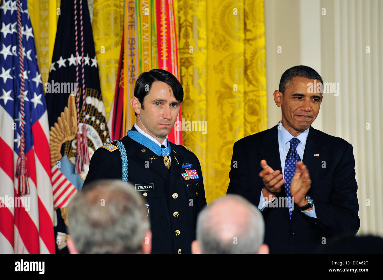 US-Präsident Barack Obama begrüßt ehemalige US Army Captain William D. Swenson nach ihm mit der Medal Of Honor zu präsentieren, während einer Zeremonie im East Room des weißen Hauses 15. Oktober 2013 in Washington, DC. Die Medal Of Honor ist die höchste militärische Auszeichnung des Landes. Stockfoto
