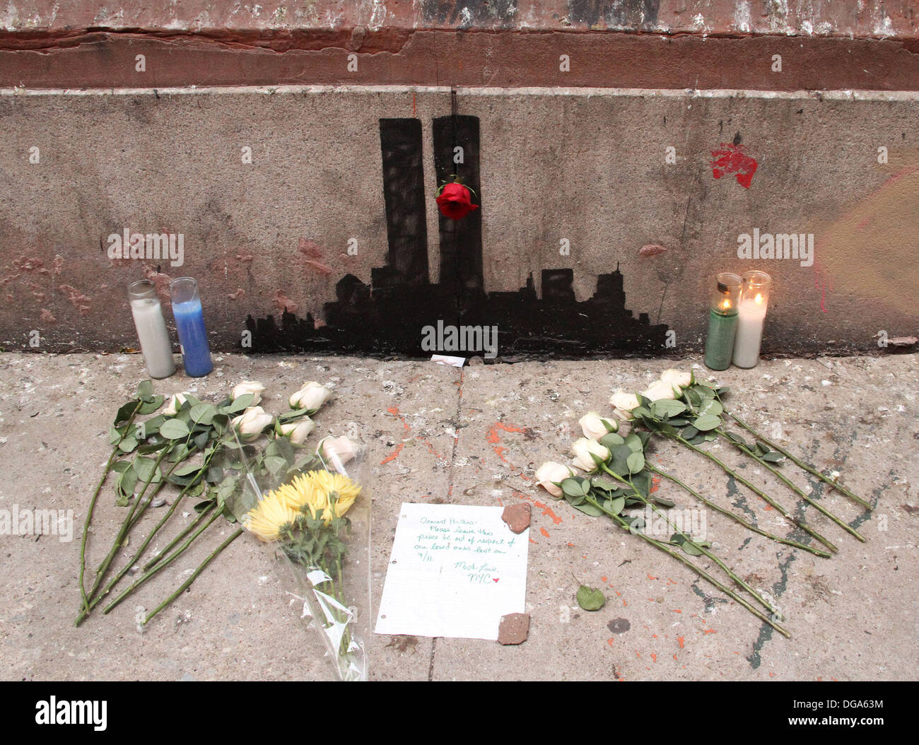 New York, USA. 16. Oktober 2013. Ein Blick auf Graffiti-Künstler BANKSY 9/11-Hommage mit den Twin-Towers in der Grundnahrungsmittel Street in TriBeCa. Dies ist ein Stück im Monat lange "Besser aus als In" street-Art passiert überall in NYC. Bildnachweis: Nancy Kaszerman/ZUMAPRESS.com/Alamy Live-Nachrichten Stockfoto