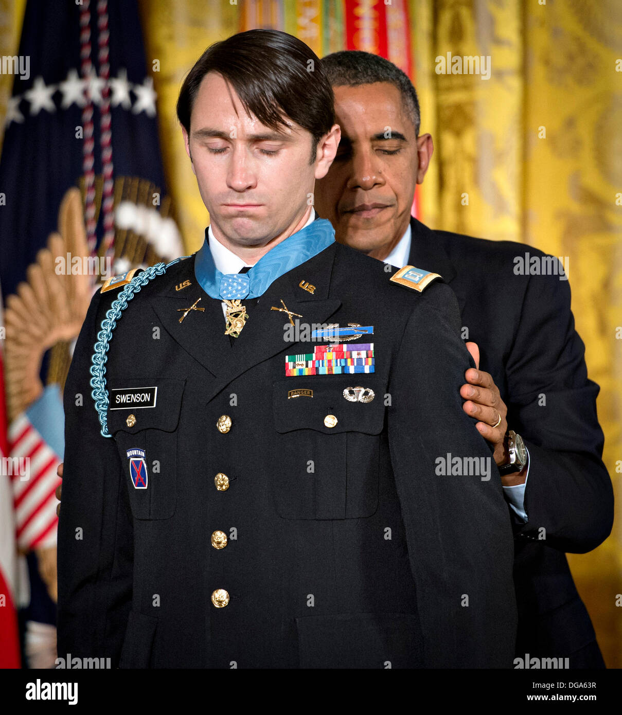 US Präsident Barack Obama stellt die Medal Of Honor für ehemalige Army Captain William D. Swenson während einer Zeremonie im East Room des weißen Hauses 15. Oktober 2013 in Washington, DC. Die Medal Of Honor ist die höchste militärische Auszeichnung des Landes. Stockfoto