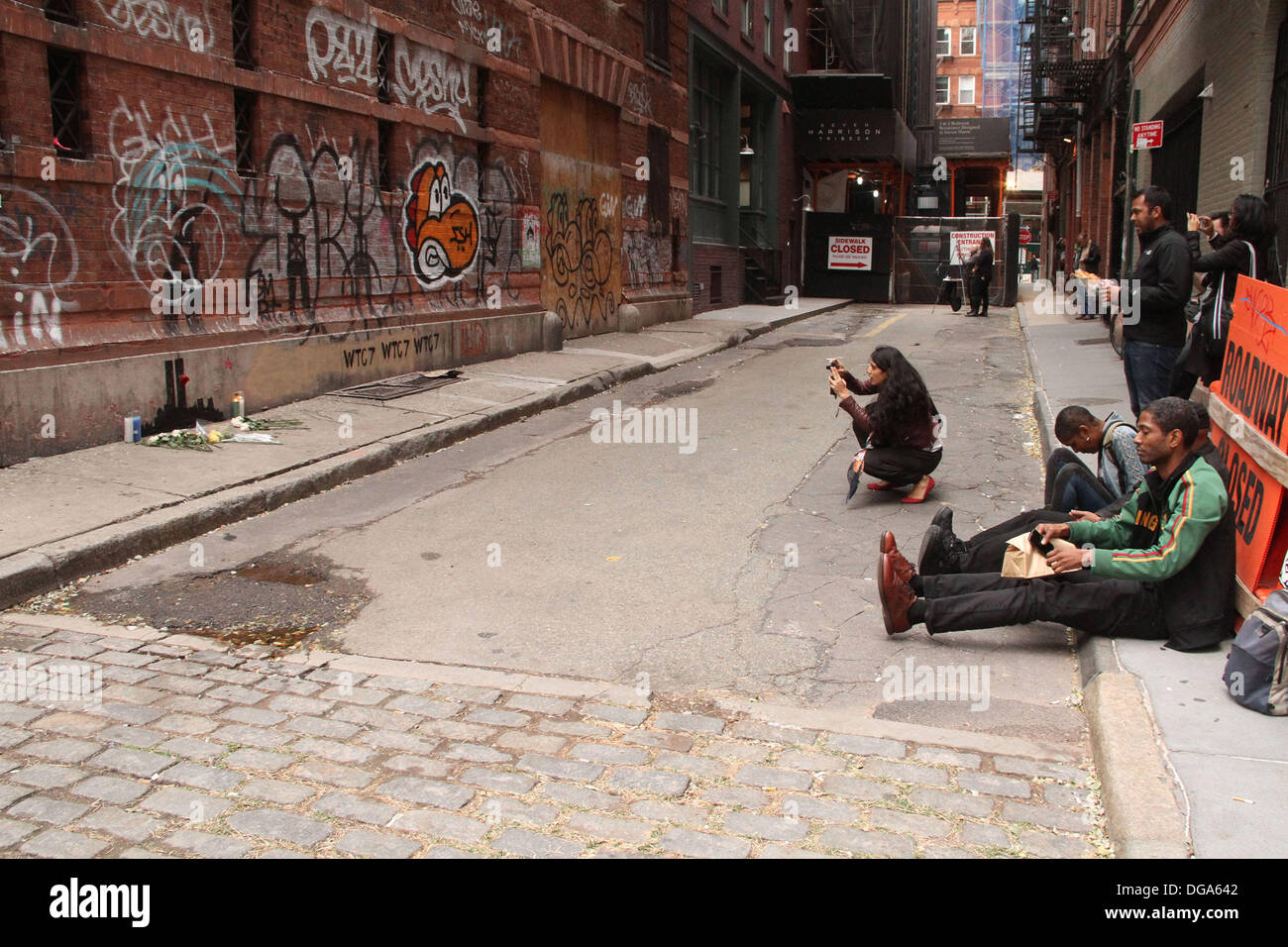 New York, USA. 16. Oktober 2013. Ein Blick auf Graffiti-Künstler BANKSY 9/11-Hommage mit den Twin-Towers in der Grundnahrungsmittel Street in TriBeCa. Dies ist ein Stück im Monat lange "Besser aus als In" street-Art passiert überall in NYC. Bildnachweis: Nancy Kaszerman/ZUMAPRESS.com/Alamy Live-Nachrichten Stockfoto