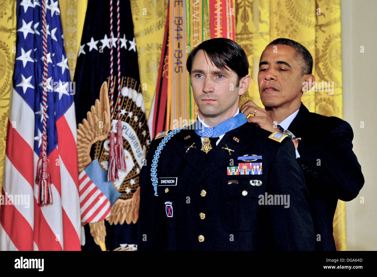 US-Präsident Barack Obama während einer Zeremonie im East Room des weißen Hauses 15. Oktober 2013 in Washington, DC ehemalige Army Captain William D. Swenson mit der Medal Of Honor präsentiert. Die Medal Of Honor ist die höchste militärische Auszeichnung des Landes. Stockfoto