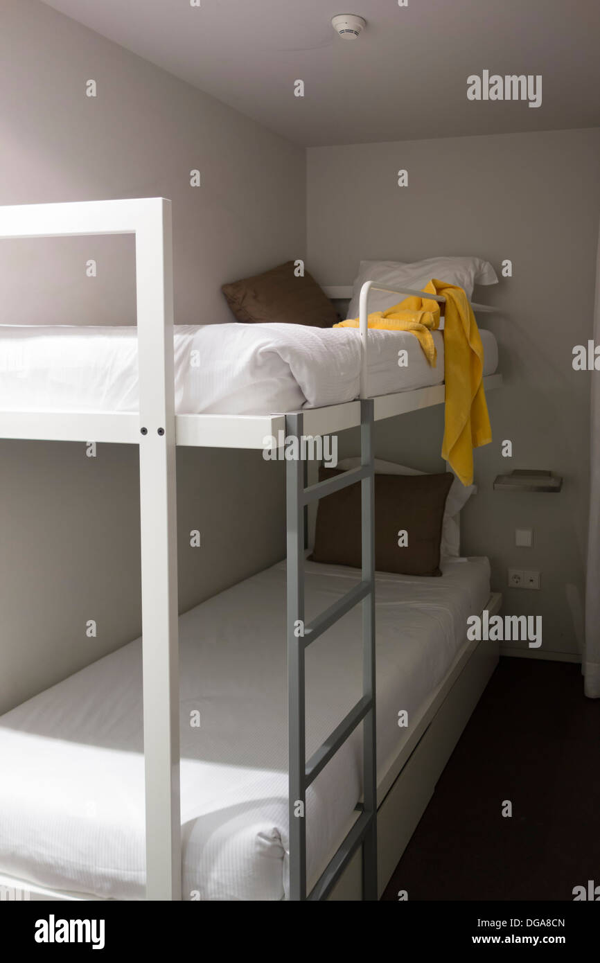 Schlafzimmer mit Etagenbetten Stockfoto