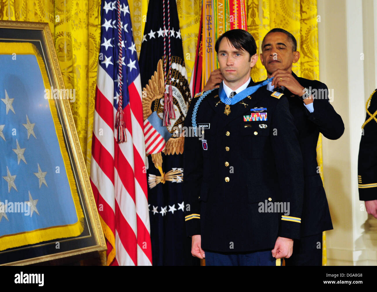 US-Präsident Barack Obama stellt ehemaligen US Army Captain William D. Swenson mit der Medal Of Honor im Rahmen einer Feierstunde im East Room des weißen Hauses 15. Oktober 2013 in Washington, DC. Die Medal Of Honor ist die höchste militärische Auszeichnung des Landes. Stockfoto