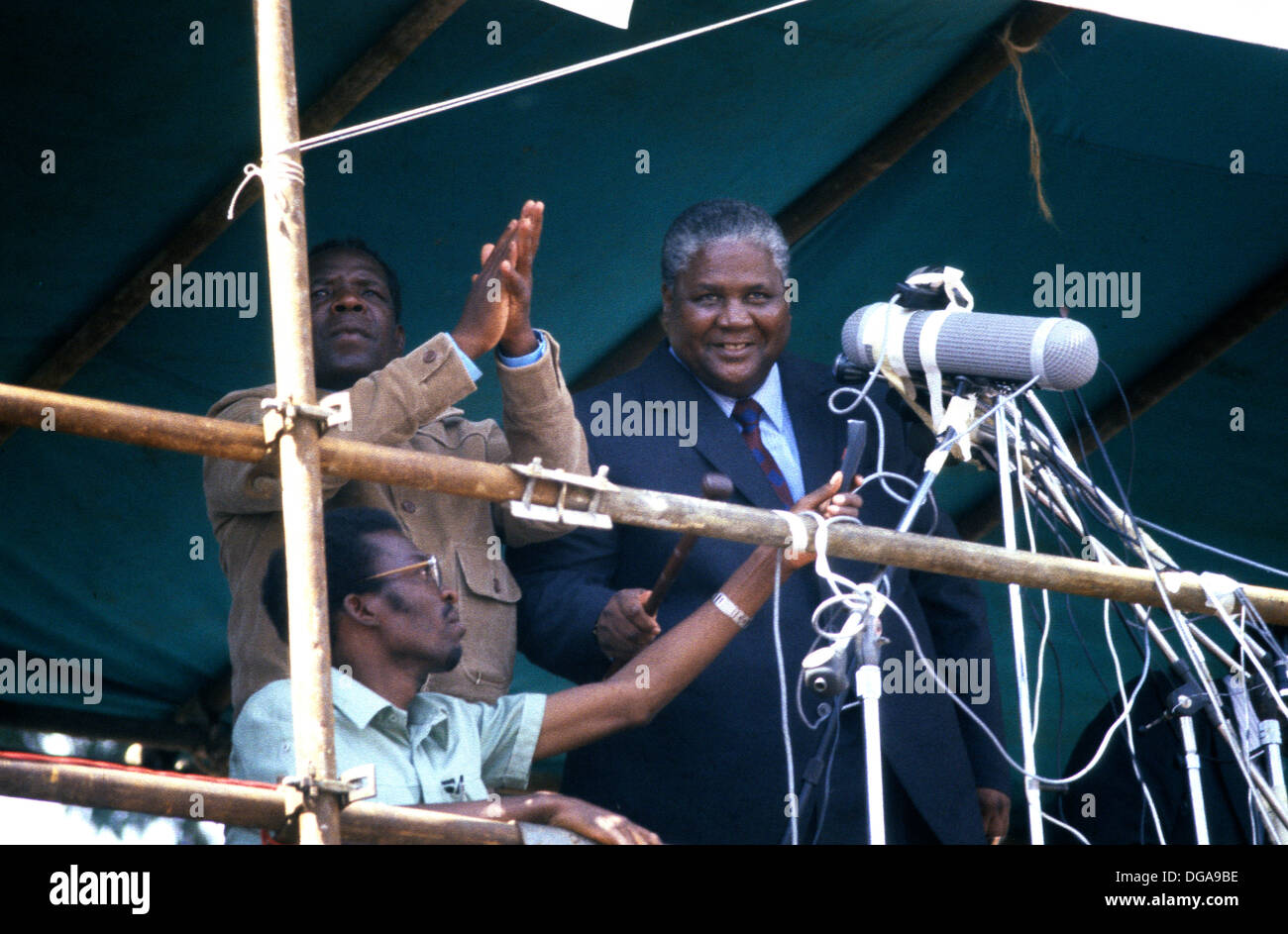 Joshua Nkomo, Rhodesien - Simbabwe. Januar 1980. Joshua Nkomo kommt in Harare Stadion aus Sambia als Teil des Hauses Lancaster Stockfoto