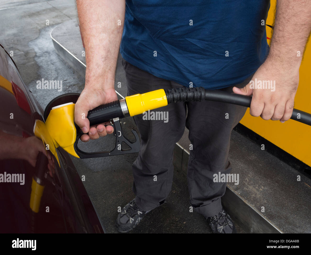 Mann Pumpen Gas an einer Tankstelle Stockfoto