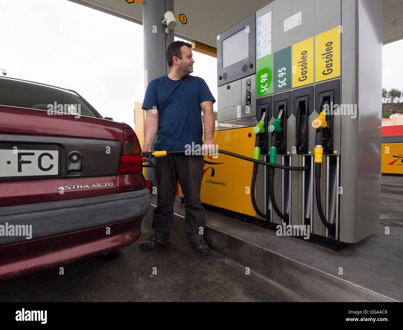 Person Pumpen Gas an einer Tankstelle Stockfoto