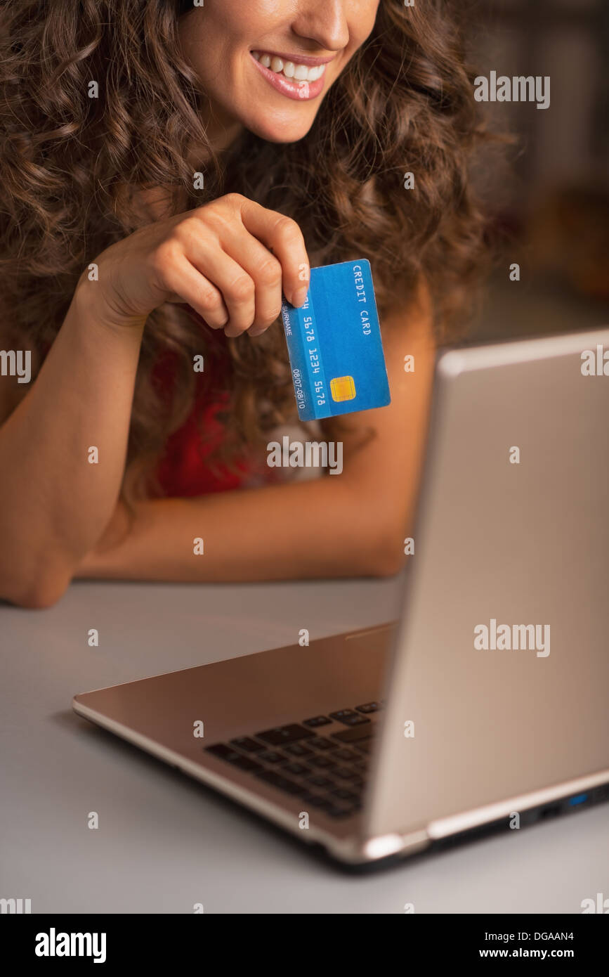 Closeup auf Kreditkarte in der Hand der Frau oberes laptop Stockfoto