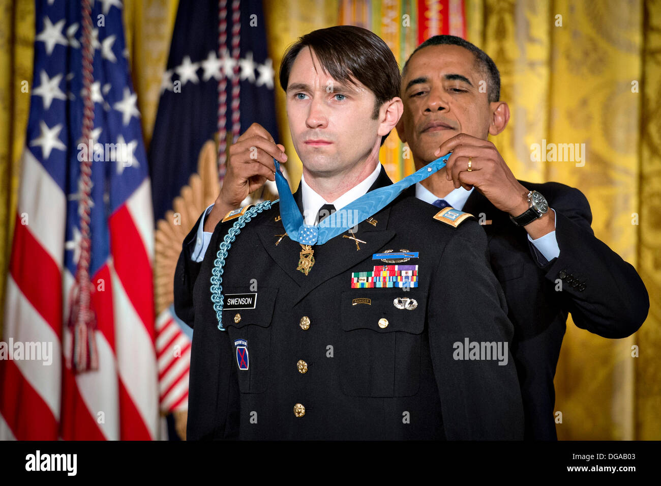 Ehemaliger US Army Captain William D. Swenson erhält die Medal Of Honor von Präsident Barack Obama während einer Zeremonie im East Room des weißen Hauses 15. Oktober 2013 in Washington, DC. Die Medal Of Honor ist die höchste militärische Auszeichnung des Landes. Stockfoto