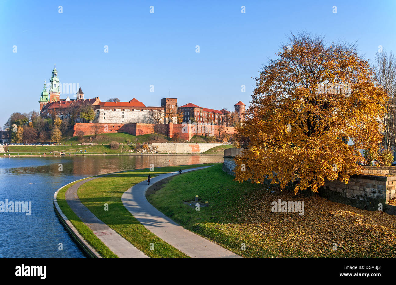 Königsschloss Wawel, Vistula Flussschleife, Promenaden und ein Herbst Baum bei Sonnenuntergang in Krakau, Polen Stockfoto