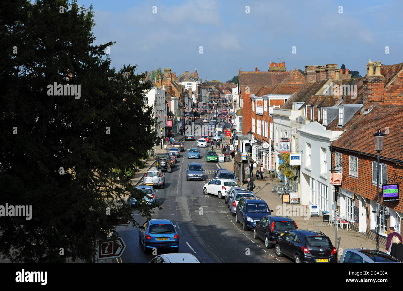 Verkehr in Schlacht Hautpstraße Sussex UK Stockfoto