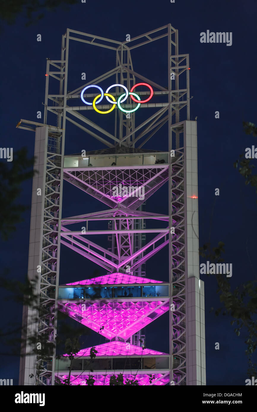 Olympic Tower leuchtet rosa mit 5 olympischen Ringe oben auf in der Nacht leuchtet während der Olympischen Spiele 2008 in Peking, China. Stockfoto