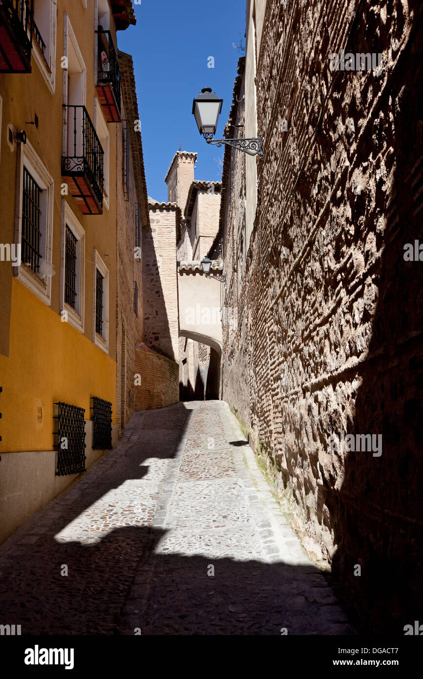 Kleine Gasse in Toledo, Spanien Stockfoto